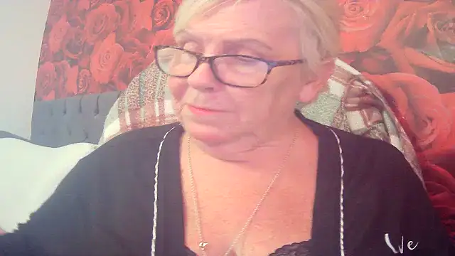 Playful MILF Demi online show from 05/04/26, 12:01
