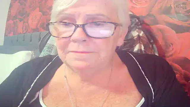 Playful MILF Demi online show from 05/12/26, 10:01