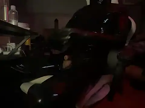 Snapshot of Wuza-H chatting on 12/19/25, 07:32 Wuza-H online show from 12/19/25, 07:32