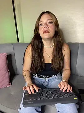 Snapshot of Emmily_pink chatting on 10/08/25, 03:37 Emmily pink online show from 10/08/25, 03:37