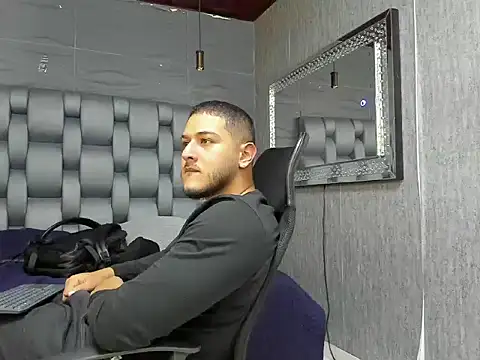 Snapshot of jasonshaw25 chatting on 10/10/25, 11:37 jasonshaw25 online show from 10/10/25, 11:37