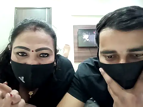 horny milf couple online show from 10/16/25, 04:52