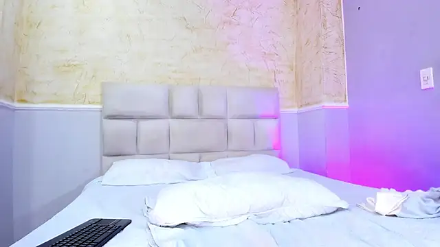 Snapshot of ScarletEvanss_ chatting on 10/15/25, 11:32 ScarletEvanss online show from 10/15/25, 11:32