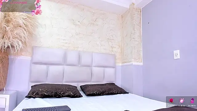 Snapshot of ScarletEvanss_ chatting on 12/21/25, 12:01 ScarletEvanss online show from 12/21/25, 12:01