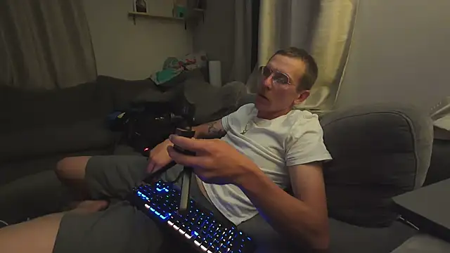 AverageMaleJay online show from 06/18/26, 03:29
