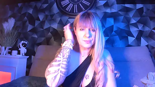 Delichieuse5 online show from 02/18/25, 08:14