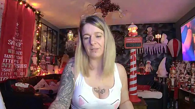 Snapshot of Delichieuse5 chatting on 12/18/25, 08:48 Delichieuse5 online show from 12/18/25, 08:48