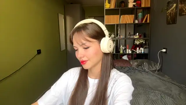 Snapshot of MysticAlisa chatting on 10/15/25, 07:19 MysticAlisa online show from 10/15/25, 07:19