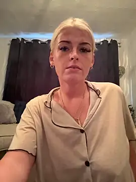 Snapshot of KikiMaexox chatting on 10/10/25, 04:28 KikiMaexox online show from 10/10/25, 04:28