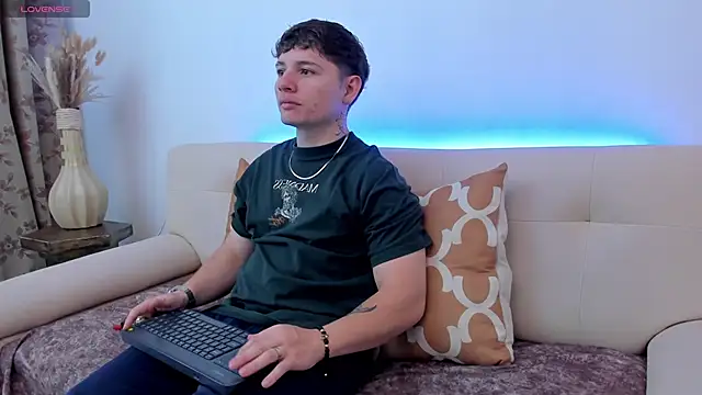 Leoo Miller online show from 10/17/25, 08:44