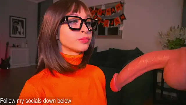 karolineneuer  online show from 10/27/25, 02:15