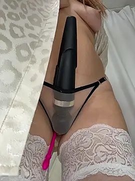 Snapshot of Aurynne chatting on 03/01/26, 08:22 Aurynne online show from 03/01/26, 08:22