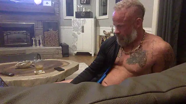 Snapshot of Muscledick40 chatting on 04/17/26, 02:14 Muscledick40 online show from 04/17/26, 02:14