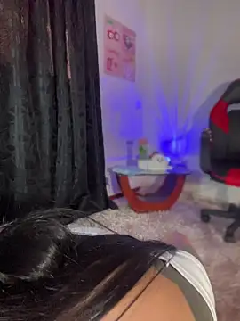 Snapshot of AlannaDollx chatting on 11/08/25, 01:44 AlannaDollx online show from 11/08/25, 01:44