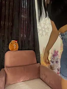 Snapshot of AlannaDollx chatting on 12/20/25, 04:58 AlannaDollx online show from 12/20/25, 04:58