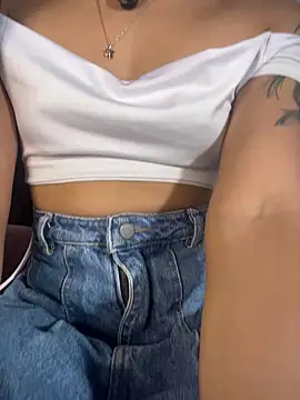 Snapshot of AlannaDollx chatting on 01/09/26, 02:20 AlannaDollx online show from 01/09/26, 02:20