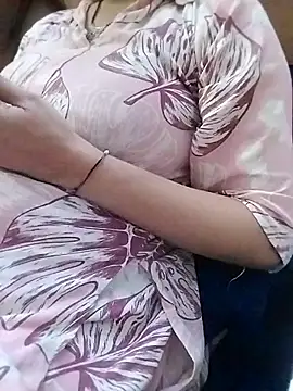 Snapshot of Priyanka_17 chatting on 10/30/25, 04:41 Priyanka 17 online show from 10/30/25, 04:41