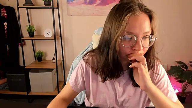 Nuura Moore online show from 10/21/25, 12:55