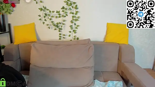 Nuura Moore online show from 11/29/25, 01:08