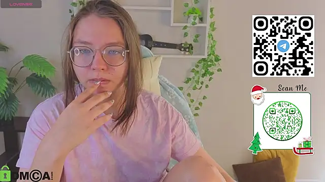 Nuura Moore online show from 12/19/25, 01:12