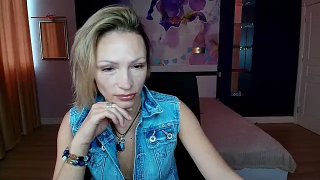 AlinaMoor online show from 10/28/25, 07:01