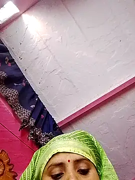 Snapshot of Cr_sonam chatting on 11/15/25, 04:32 Cr sonam online show from 11/15/25, 04:32