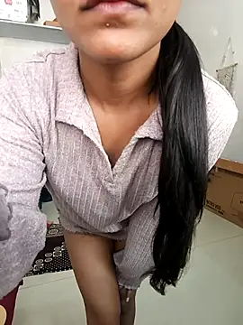 anshika0124 online show from 11/25/25, 05:51