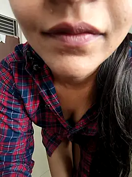 anshika0124 online show from 12/04/25, 05:17