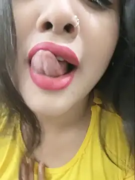 Snapshot of Beauty_Queen_Soniya chatting on 07/19/26, 03:54 Beauty Queen Soniya online show from 07/19/26, 03:54