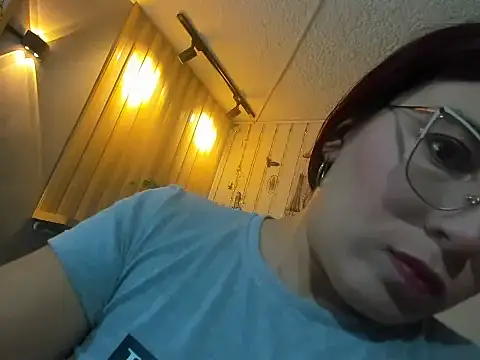 Snapshot of allison_mc chatting on 10/11/25, 03:28 allison mc online show from 10/11/25, 03:28