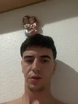 Snapshot of suarezz_ chatting on 10/06/25, 10:18 suarezz  online show from 10/06/25, 10:18