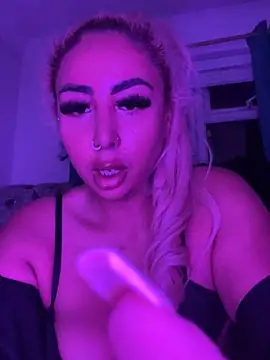 Snapshot of zara_bellexx chatting on 11/21/25, 12:10 zara bellexx online show from 11/21/25, 12:10