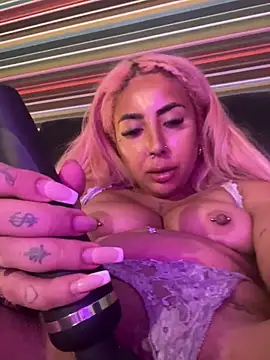 Snapshot of zara_bellexx chatting on 12/14/25, 05:13 zara bellexx online show from 12/14/25, 05:13