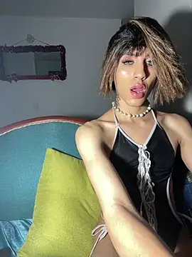 Snapshot of SiaraRealist chatting on 03/10/26, 02:05 SiaraRealist online show from 03/10/26, 02:05