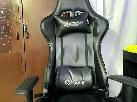 Snapshot of BigTitsGirl04 chatting on 03/20/26, 04:17 BigTitsGirl04 online show from 03/20/26, 04:17