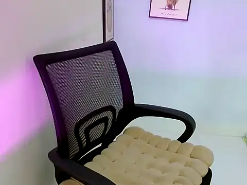 Snapshot of Boora2025 chatting on 11/19/25, 04:12 Boora2025 online show from 11/19/25, 04:12