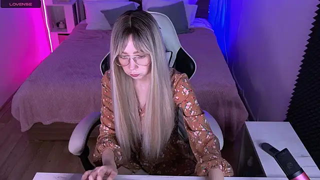 sofiisun online show from 10/15/25, 04:12