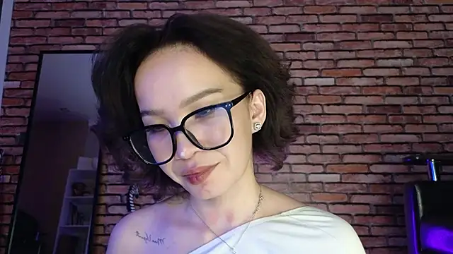 saya li1 online show from 10/21/25, 09:04