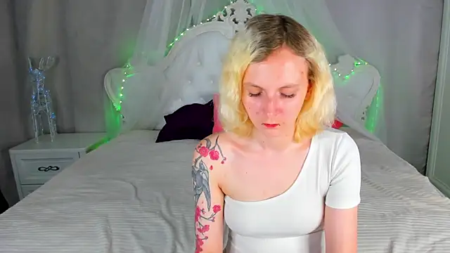 LikiLips online show from 06/25/26, 05:12