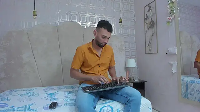 Snapshot of onlymen2025 chatting on 10/20/25, 08:53 onlymen2025 online show from 10/20/25, 08:53