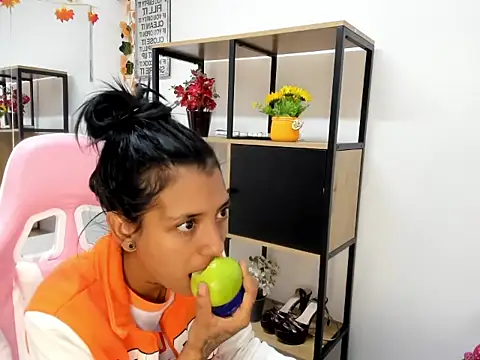 Snapshot of KarlaSlutSkinny__ chatting on 02/14/26, 10:39 KarlaSlutSkinny online show from 02/14/26, 10:39