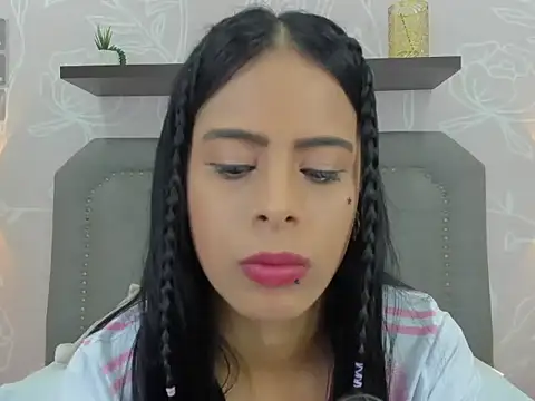 laura maite  online show from 11/24/25, 12:16