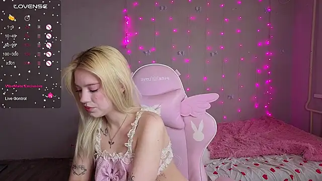 Snapshot of myprettylola chatting on 04/04/26, 02:14 myprettylola online show from 04/04/26, 02:14