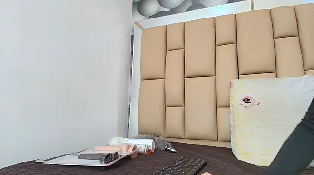 hannah teehn online show from 11/22/25, 07:02