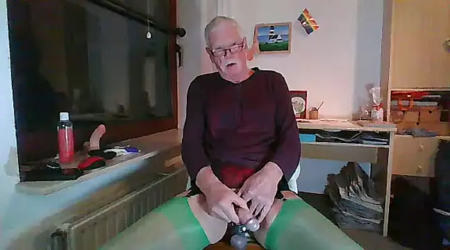 Snapshot of super-snoopy chatting on 12/23/24, 03:55 super-snoopy online show from 12/23/24, 03:55