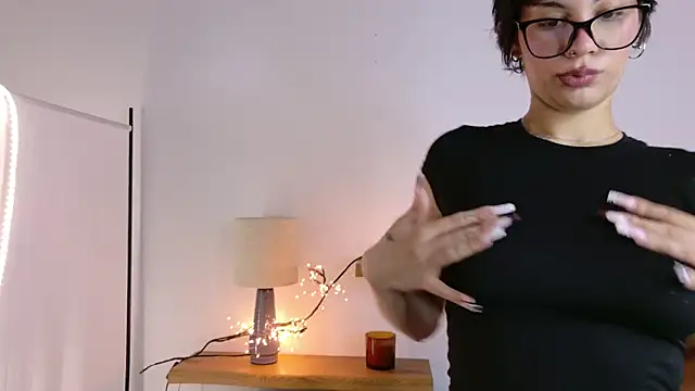 LoraShines online show from 11/18/25, 07:46