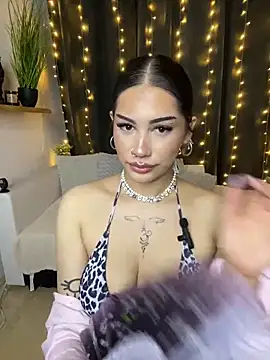 LoraShines online show from 06/11/26, 05:55