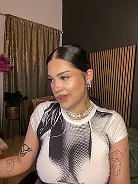 LoraShines online show from 06/19/26, 06:12