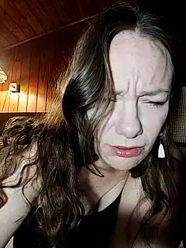 Snapshot of JulieSqualor81 chatting on 03/26/26, 04:29 JulieSqualor81 online show from 03/26/26, 04:29