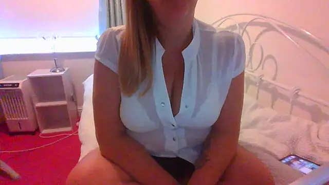 Snapshot of BbwGreenEyes69_ chatting on 10/09/25, 08:01 BbwGreenEyes69 online show from 10/09/25, 08:01